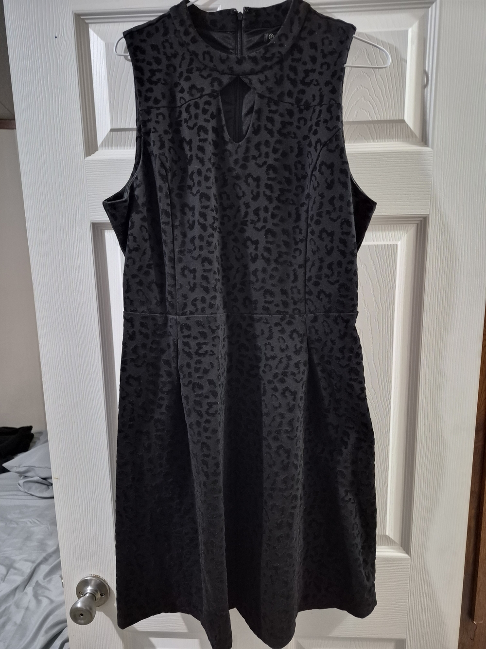 Versona Black Sleeveless Keyhole A-Line Dress - Picture 8 of 16